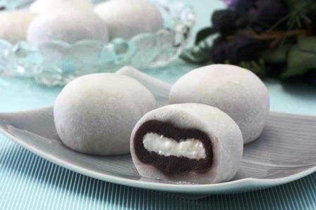Whipped Cream Daifuku produced by the Vertical Screw Feeder